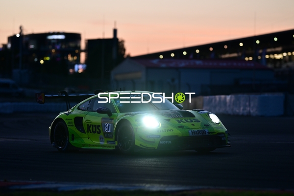 Fahrzeug auf der Rennstrecke