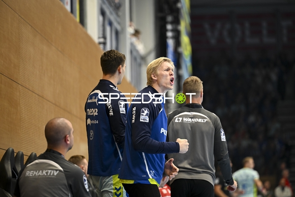 Torwart Bertram Obling (16; VfL Gummersbach) an der Seitenlinie