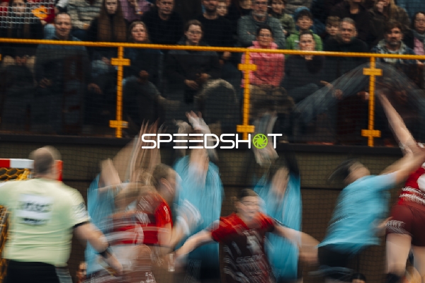 Szene mit Isabell Hurst (5; HSG Bensheim/Auerbach) und Nathalie Hendrikse (6; Thüringer HC)