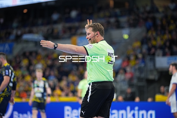 Schiedsrichter zeigt Entscheidung