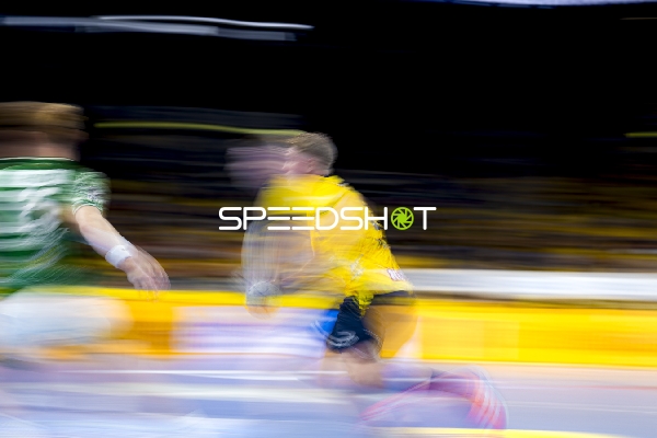 Zweikampf zwischen Robert Timmermeister (7; Rhein Neckar Löwen) und Valter Chrintz (26; Füchse Berlin)