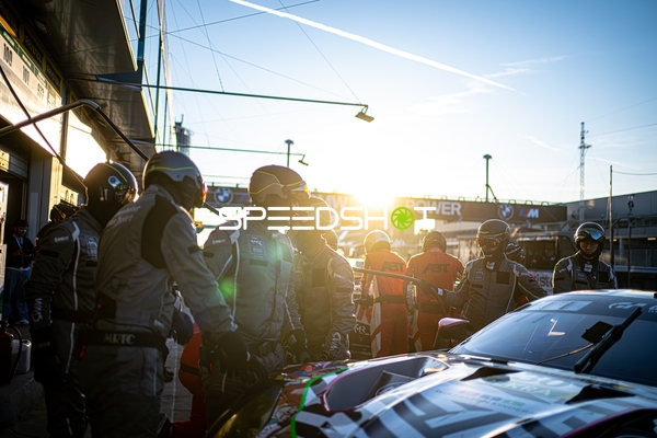 Boxengasse beim 24h Rennen 2025