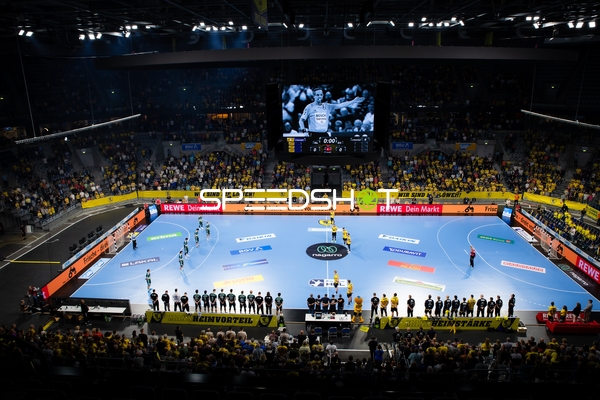 Teams positionieren sich vor Spielbeginn