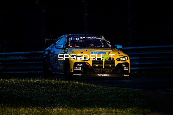 Rennfahrzeug mit Startnummer 150 auf der Rennstrecke