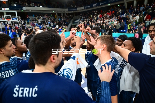 Szene mit Eric Reed Jr. (43; MLP Academics Heidelberg) und Teamkollegen