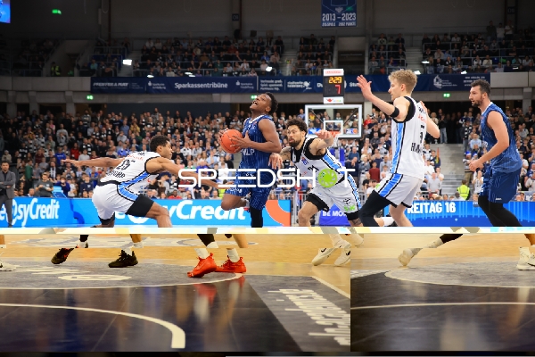 Zsombor Maronka (5; Veolia Towers Hamburg) mit Ball gegen Paul Zipser (9; MLP Academics Heidelberg), DJ Horne (0; MLP Academics Heidelberg) und Devon Daniels (21; Veolia Towers Hamburg)