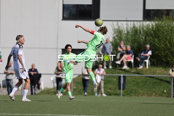 Esnaf Rejan Omerovic in Aktion mit Kopfball