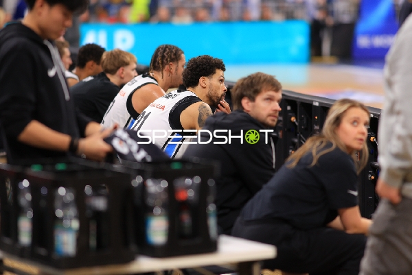 Devon Daniels (21; Veolia Towers Hamburg) am Spielfeldrand