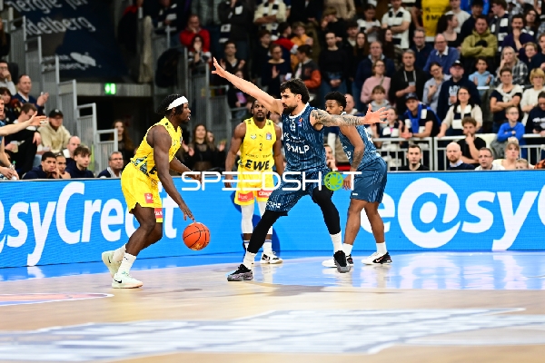 Spielaktion mit Marcel Keßen (15; MLP Academics Heidelberg) und Christopher Clemons (3; EWE Baskets Oldenburg)