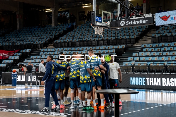Szene mit Brian Fobbs (4; EWE Baskets Oldenburg), Kyle Lofton (0; EWE Baskets Oldenburg) und Franjo Borchers (998; EWE Baskets Oldenburg)