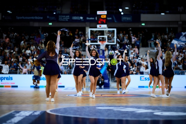 Cheerleader-Performance im SNP-Dome