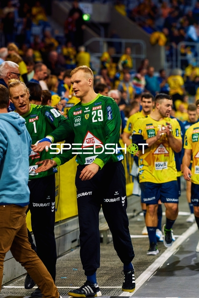 Spieler von Rhein Neckar Löwen verlassen das Spielfeld nach einem Spiel.