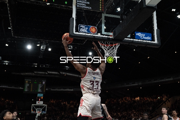 David McCormack (33; FC Bayern Basketball) am Korb mit Verteidigern