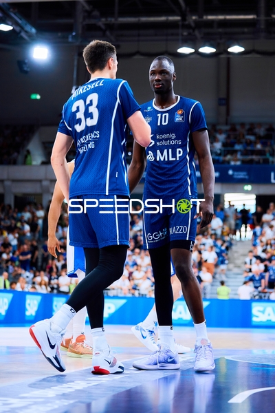 Spielszene mit Bakary Dibba (10;MLP Academics Heidelberg), Ryan Mikesell (33;MLP Academics Heidelberg)