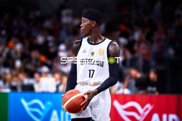Dennis Schröder (17; Deutschland) mit Ball auf dem Court