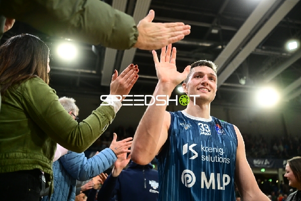 Ryan Mikesell (33; MLP Academics Heidelberg) jubelt im SNP-Dome