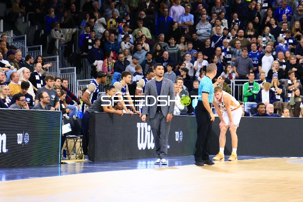 Szene mit Coaches und Betreuern am Spielfeldrand