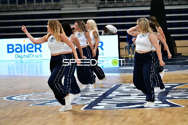 Cheerleader tanzen auf Court