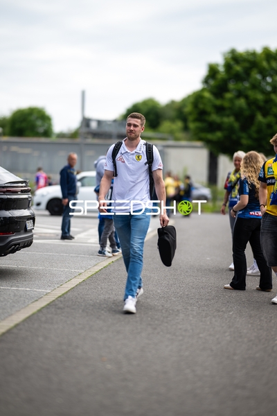 Spieler außerhalb Spielfeld