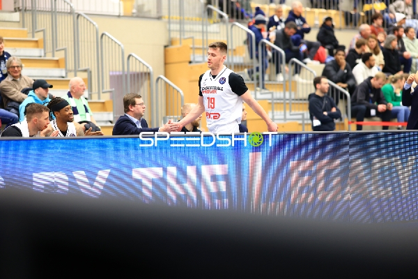 Szene mit Ondrej Sehnal (19; Basketball Nymburg) und Jaquan Lawrence (40; Basketball Nymburg)