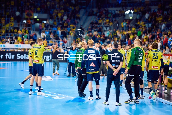 Spieler bereiten sich auf das Handballspiel vor.