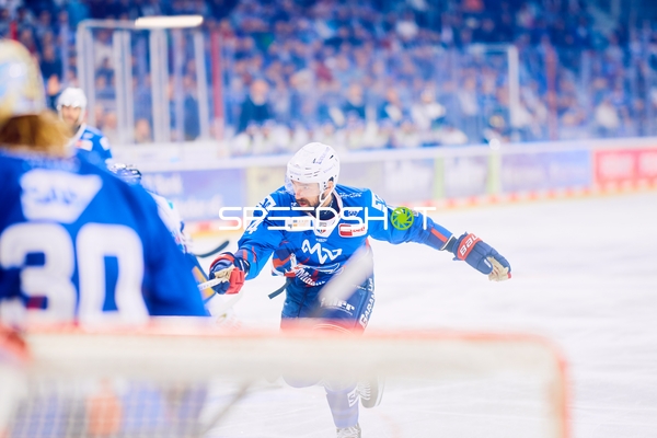 Adler-Spieler sprintet über das Eis