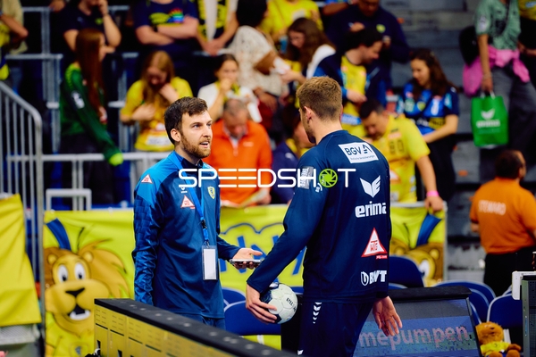 Trainer gestikuliert {TeamID}