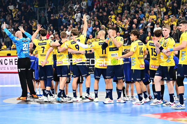 Rhein-Neckar Löwen applaudieren nach dem Spiel in der SAP Arena
