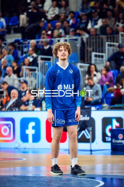 Evan Rietsch (7, MLP Academics Heidelberg) steht