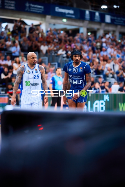 Spielszene Michael Weathers (20;MLP Academics Heidelberg), Jordan Theodore (25;Frankfurt Skyliners)