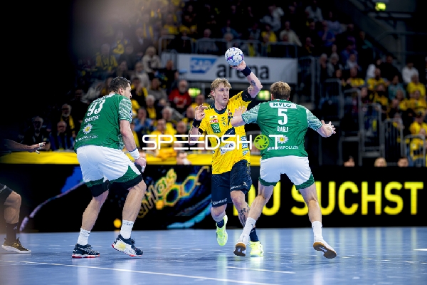 Torwurf von Edwin Aspenbäck (78; Rhein Neckar Löwen)