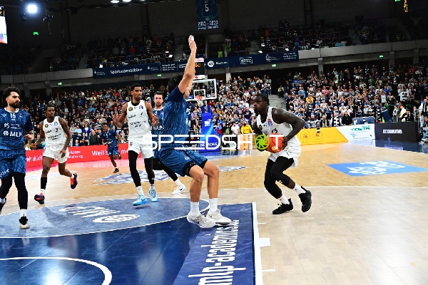 David NGuessan (1; Basketball Löwen Braunschweig) mit Ball in Aktion