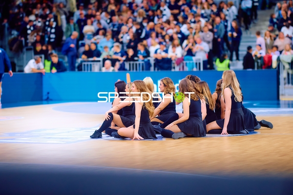 Cheerleaders performen vor Basketballspiel