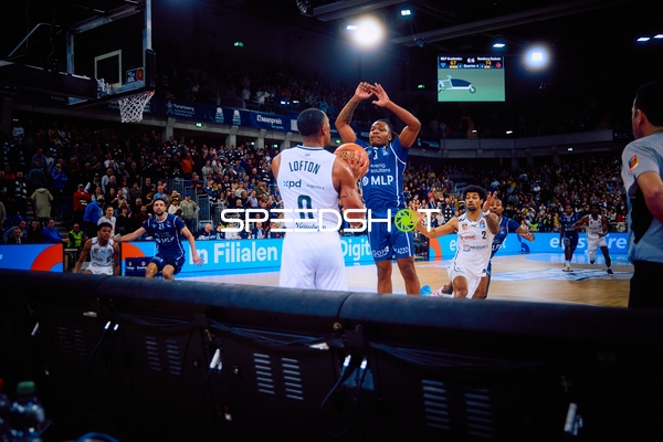 Spieler mit der Nummer 13 von MLP Academics Heidelberg versucht, einen Wurf zu blockieren.