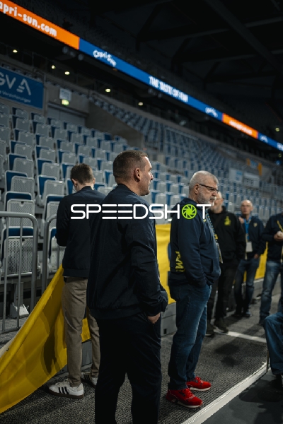 Personen am Spielfeldrand in Gespräch