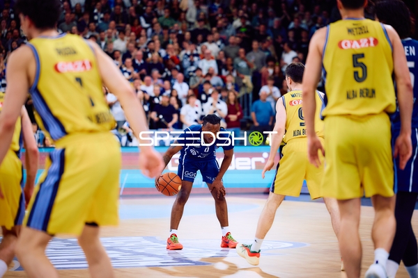 DJ Horne (0, MLP Academics Heidelberg) dribbelt gegen Alba Berlin