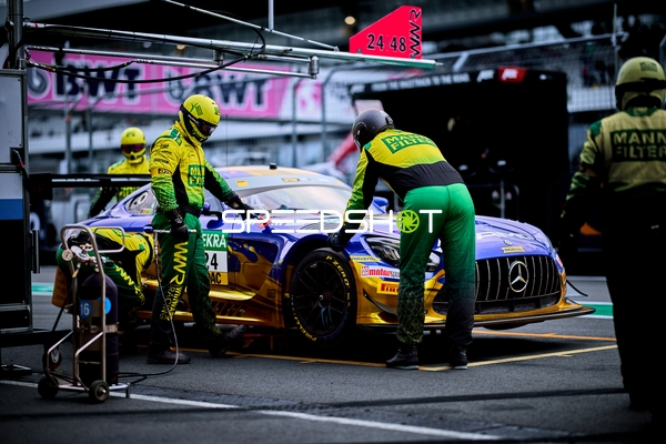 Rennfahrzeug in der Boxengasse