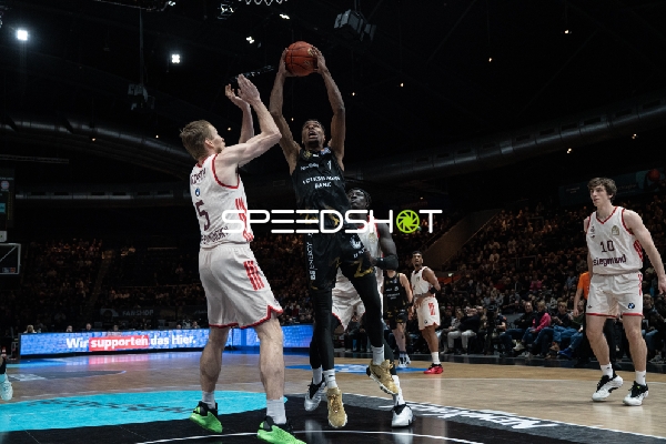 David NGuessan (1; Basketball Löwen Braunschweig) mit Wurf