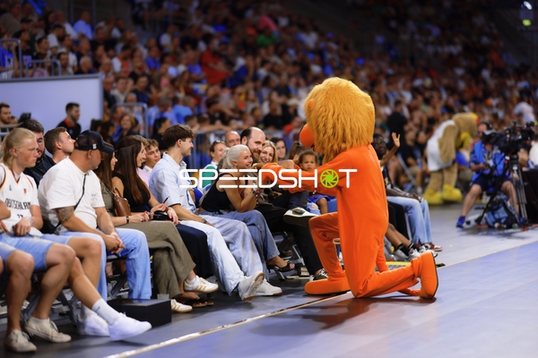 Maskottchen begeistert Fans