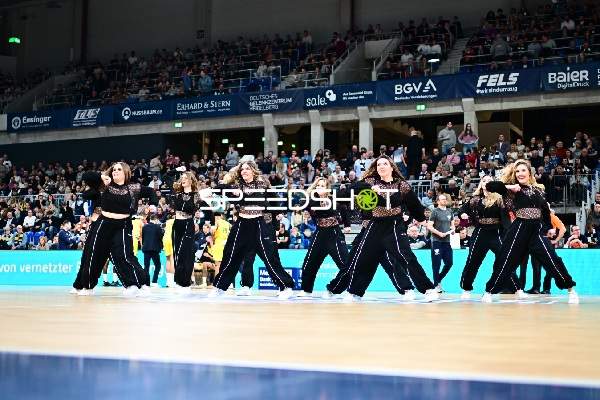 Basketball-Szene mit Tanzgruppe