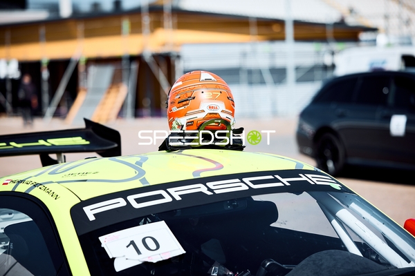 Porsche mit Nummer 10 im Vorstartbereich