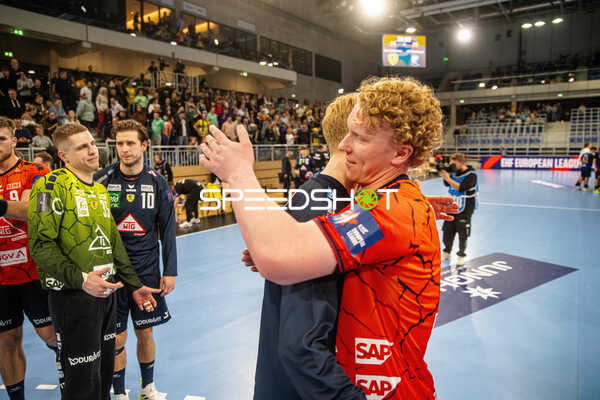 Spieler begrüßen sich nach dem Spiel.