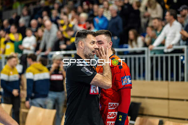 Emotionale Geste zwischen Torwarttrainer und Spieler
