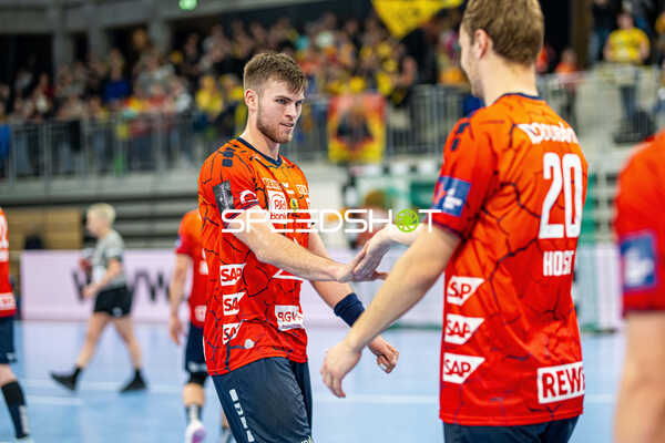 Spieler jubeln und geben sich die Hand.
