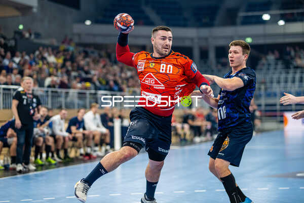 Ein Spieler von Rhein-Neckar Löwen versucht ein Tor zu werfen.