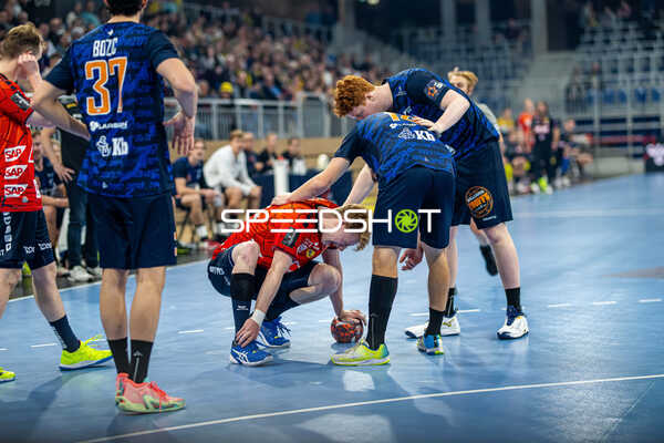 Kampf um den Ball während eines Handballspiels.