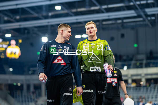 Spieler gehen zusammen nach dem Spiel