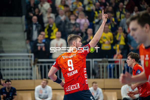 Spieler hebt den Finger in Jubelpose.