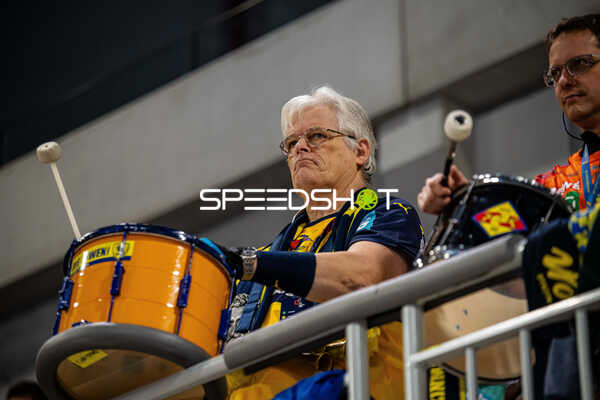 Zuschauer trommeln in der Arena.