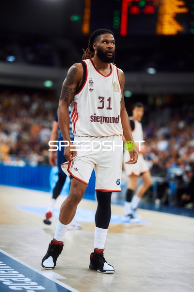 Devin Booker (31; FC Bayern Basketball) in Position